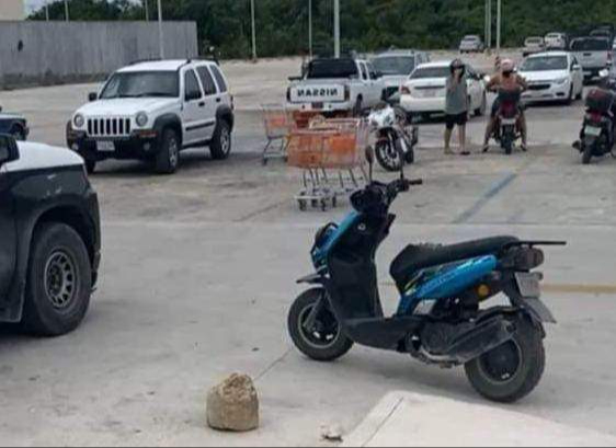 Los policías acudieron ante el reporte de robo y detuvieron al hombre que manejaba la motocicleta