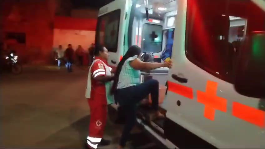 Paramédicos de la Cruz Roja auxiliaron a los accidentados y trasladaron a una lesionada al hospital