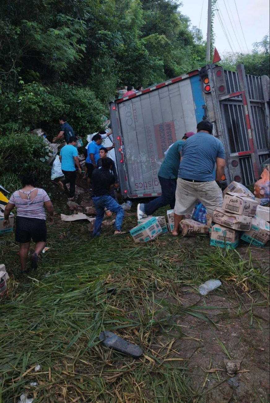 Testigos del accidente se acercaron para comenzar a robar los productos del tráiler