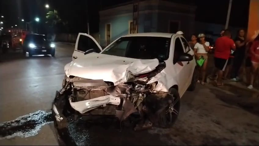   En Calkiní, conductor provoca aparatoso accidente al pasarse semáforo en rojo    