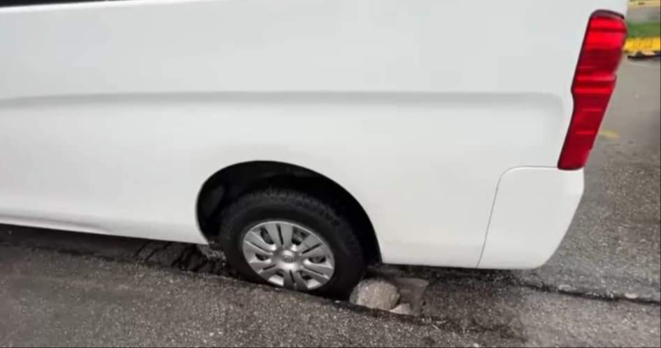 Una camioneta y un taxi cayeron en los socavones causando daños en las llantas