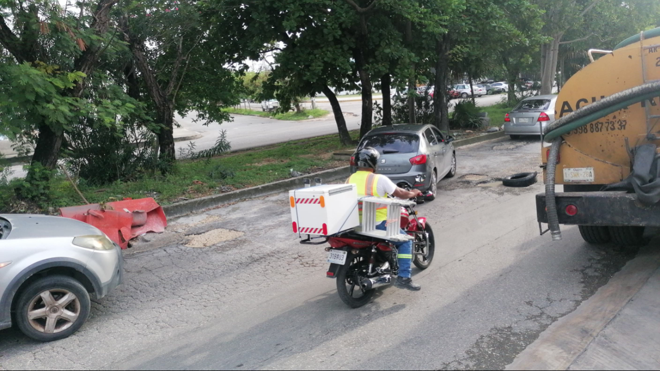 Baches y alcantarillado expuesto qué afecta el tráfico de vehículos