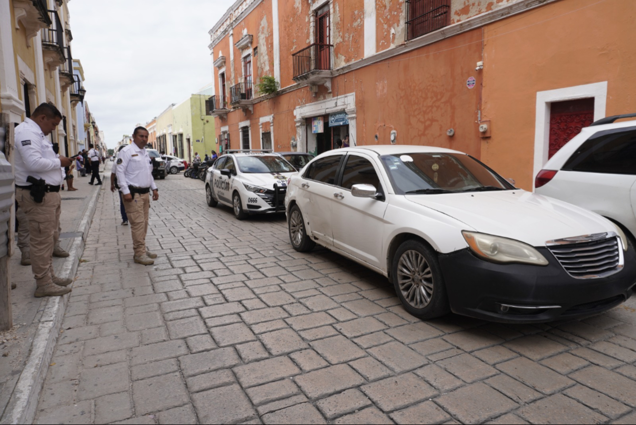 Comerciantes reportaron el auto al número de emergencias, activando un protocolo de búsqueda