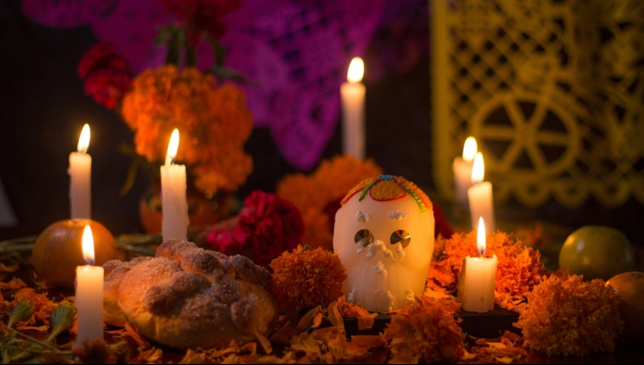 El Día de Muertos es un puente espiritual que une a los vivos y sus seres queridos fallecidos