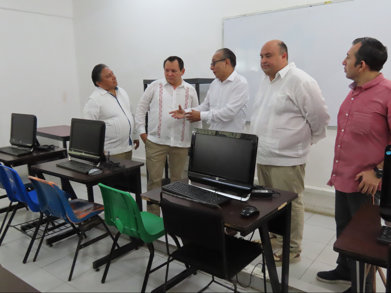 El Mandatario recorrió el colegio y se tomó fotos con los alumnos