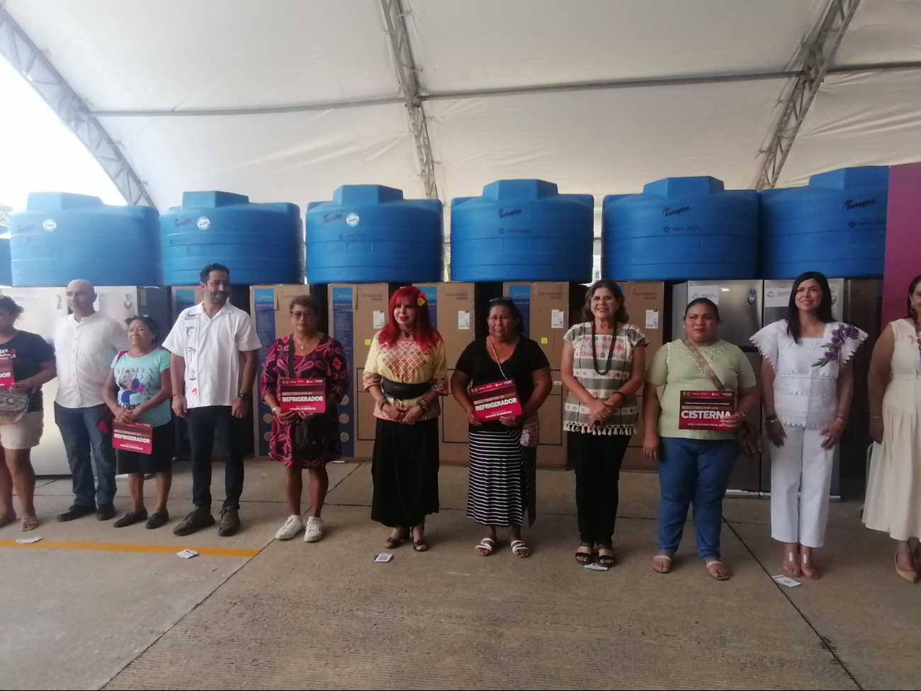 En Ciudad del Carmen, Claudia Sheinbaum impulsa apoyo social con refrigeradores y cisternas