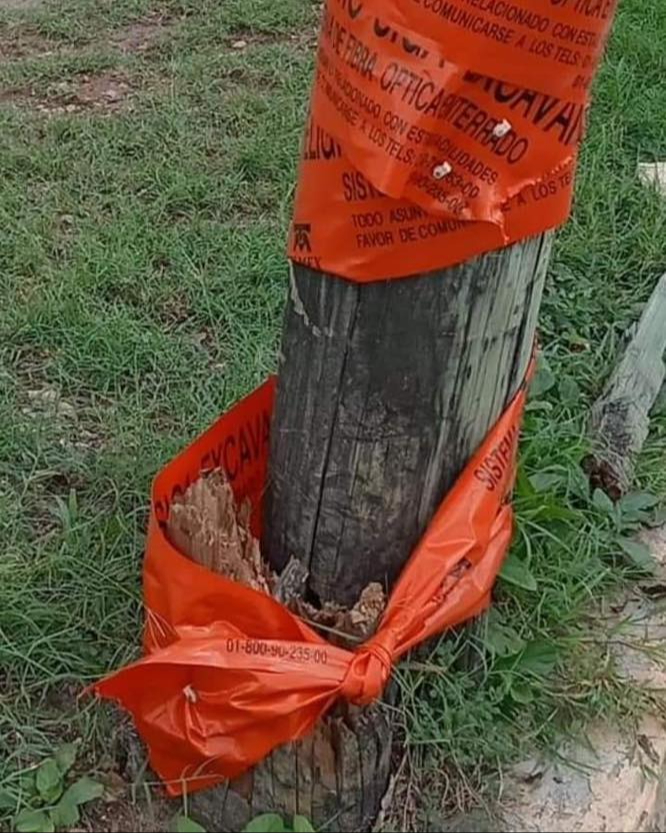 El poste puede presentar un riesgo a los habitantes de la zona.