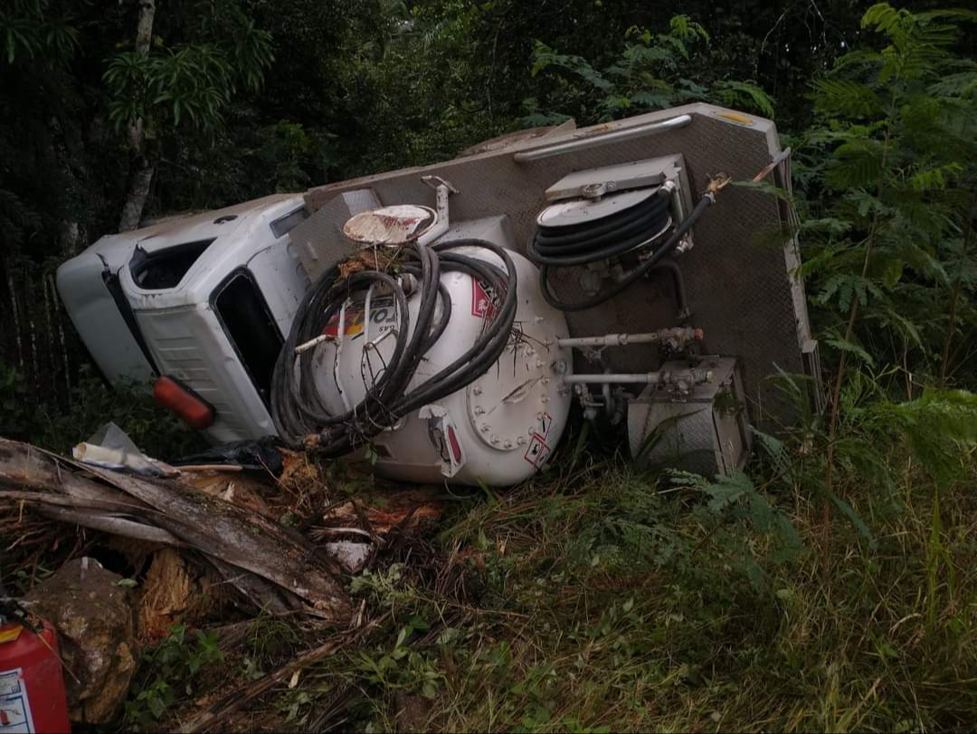 Camión de  gas sufre volcadura en carretera de Chetumal