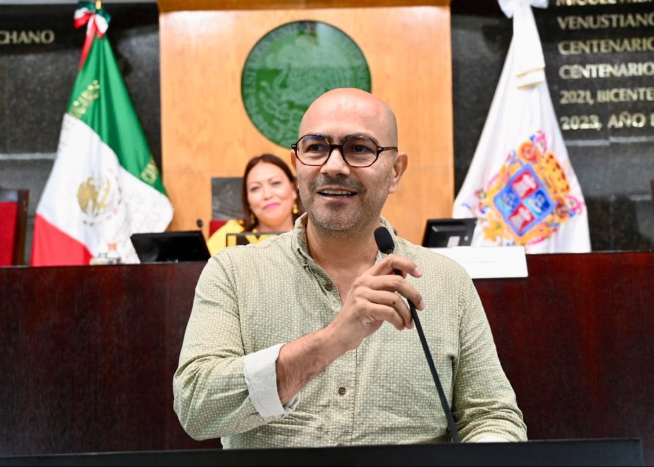 Jorge Pérez Falconi, de Morena, calmó la tensión con un chiste sobre los baches en Campeche