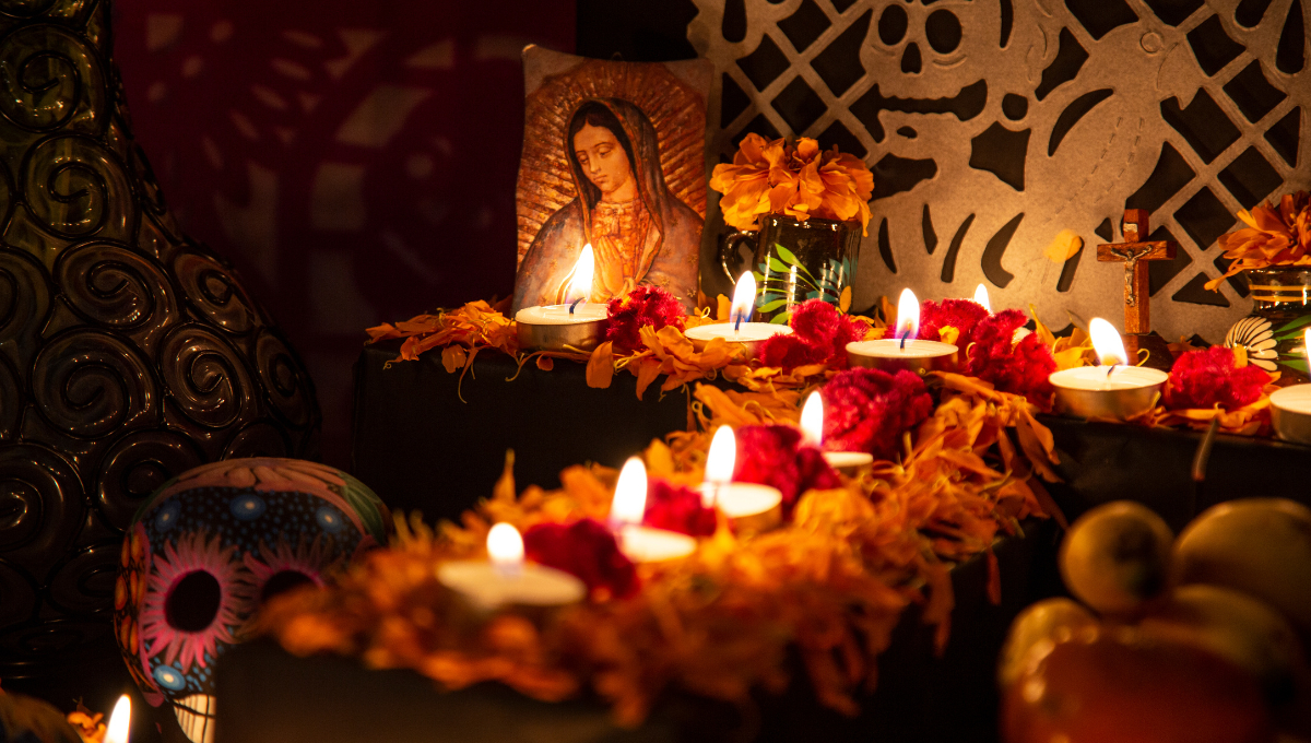 Las ofrendas combinan tradiciones prehispánicas y católicas