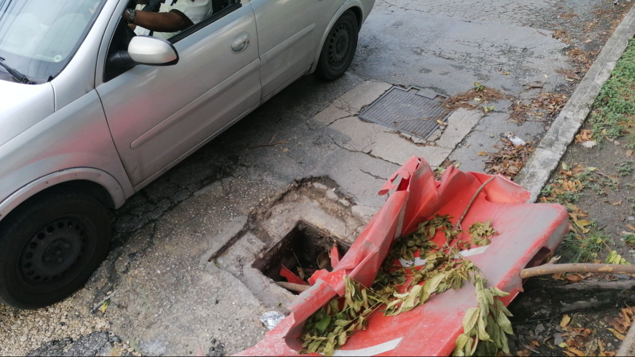 Baches y alcantarillas rotas afectan tráfico vehicular en Cancún 