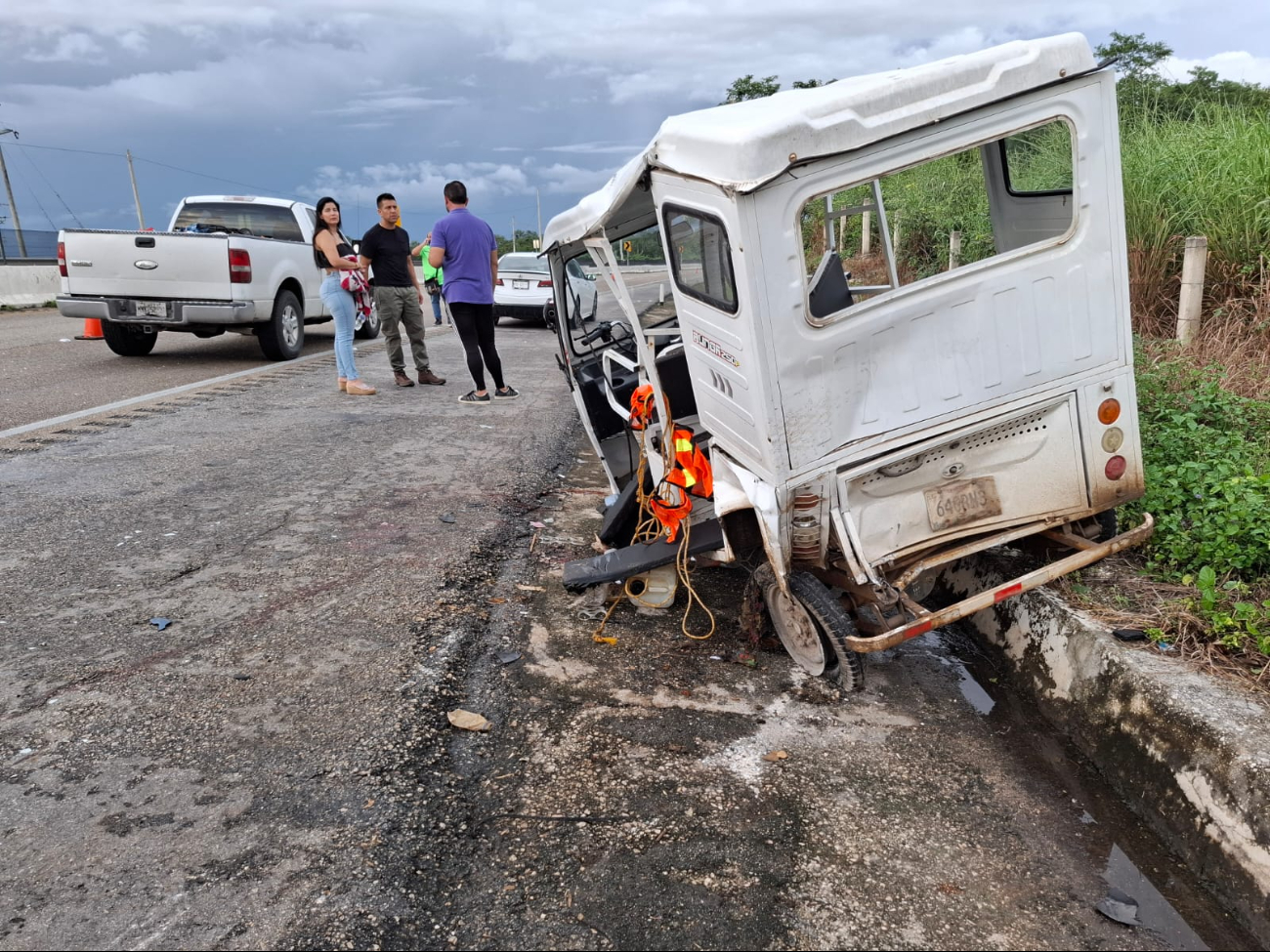 Camioneta saca del camino a mototaxista en la vía Campeche-Mérida y lo lesiona