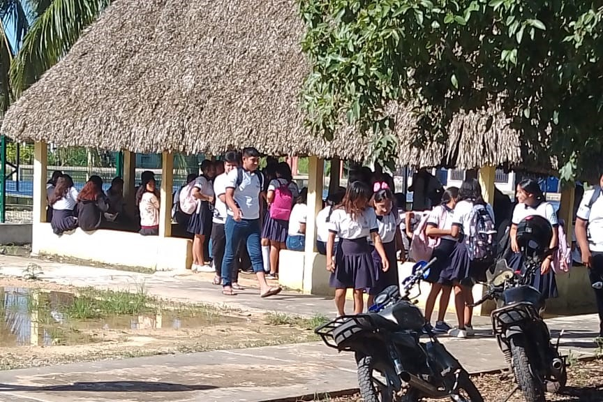 Lluvias inundan escuelas de Tizimín; estudiantes toman clases en una palapa