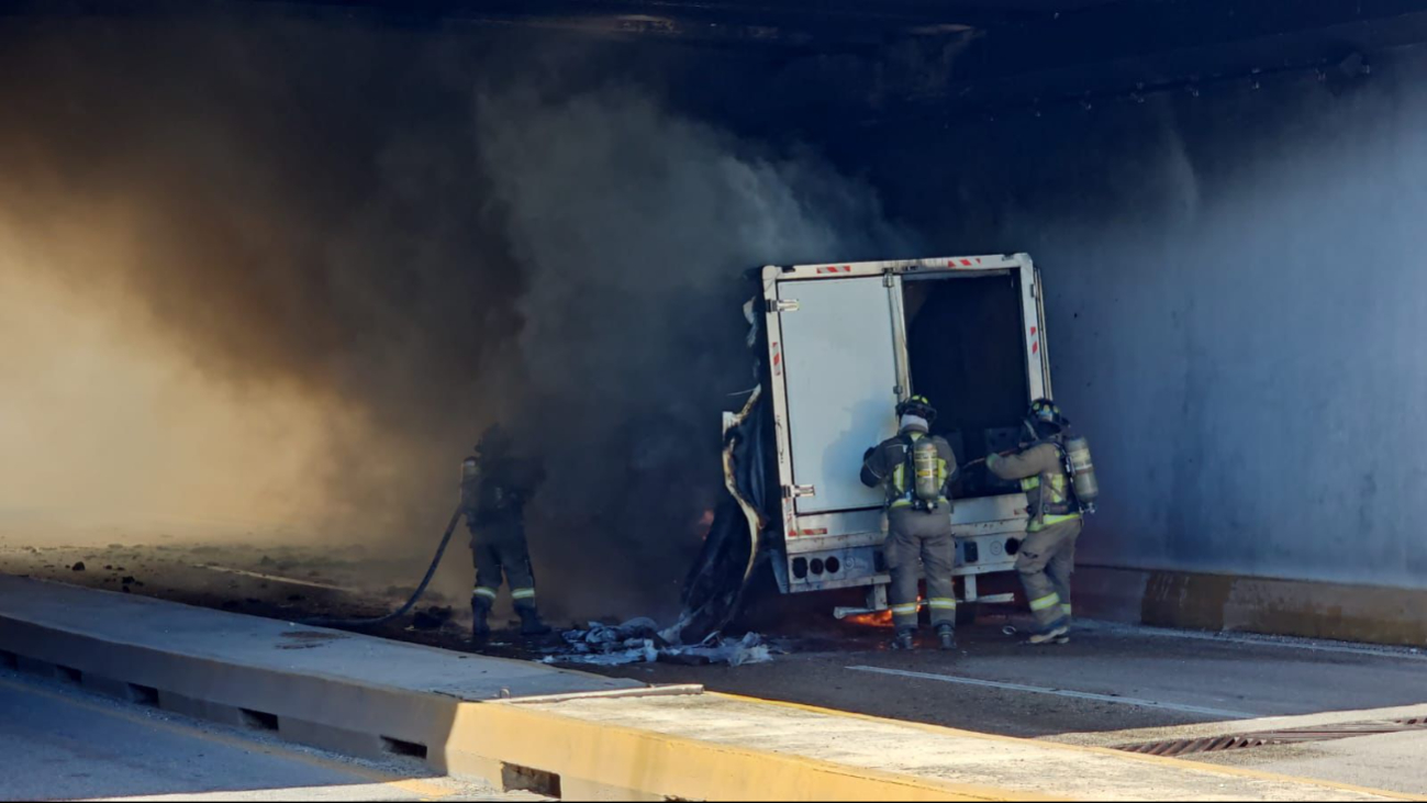 Falla mecánica provoca el incendio de un camión de carga en Cancún