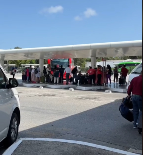 El mejor transporte fuera del aeropuerto de Cancún, son los autobuses