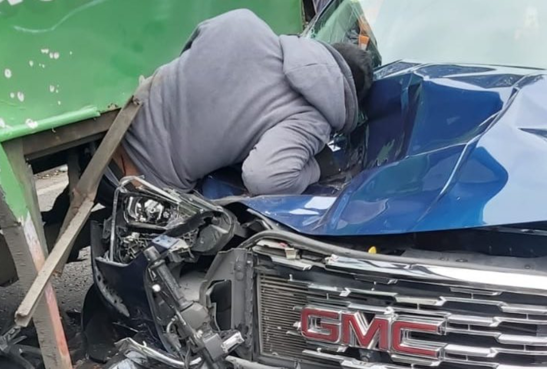 Hombre es prensado contra un camión tras intento de asalto.