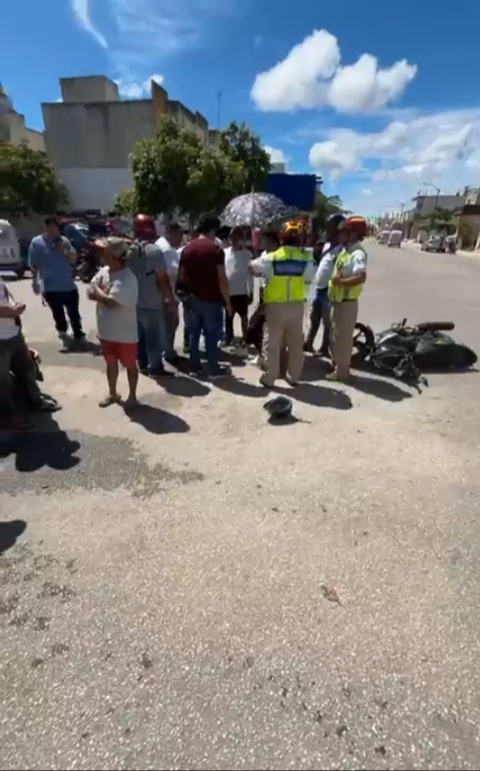 Personas que presenciaron el accidente, acudieron a la ayuda de la mujer