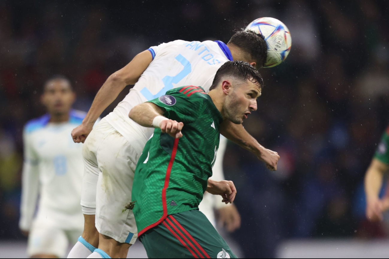 Santiago Giménez en acción con el Tricolor