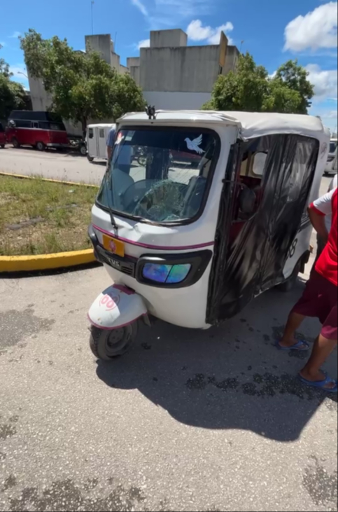 “Pochi" no respeta su alto y causa accidente con motociclista en Playa del Carmen