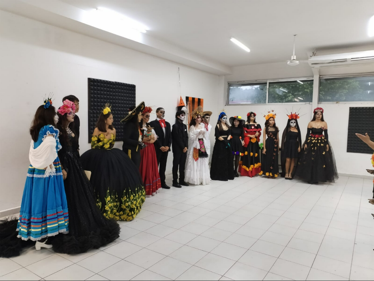 Estudiantes relucieron sus diseños de vestuario por el Día de Muertos.