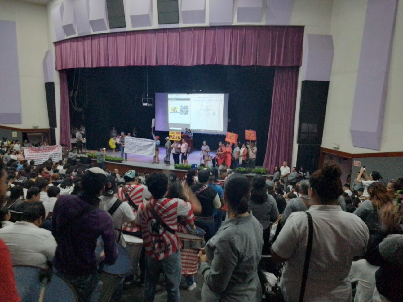 Jubilados de la Universidad de Ciudad del Carmen irrumpen en evento por falta de pago de sus quincenas