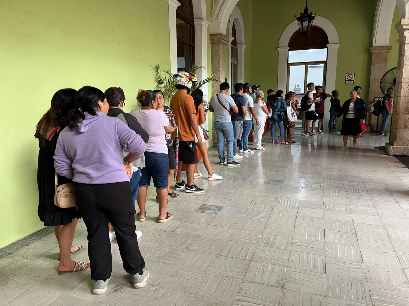 La entrega de boletos está restringida a mayores de edad, con un máximo de cuatro boletos por persona