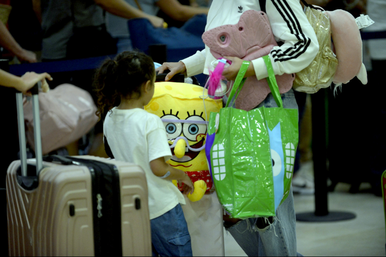 Los peluches son representados como un recuerdo de su viaje al destino