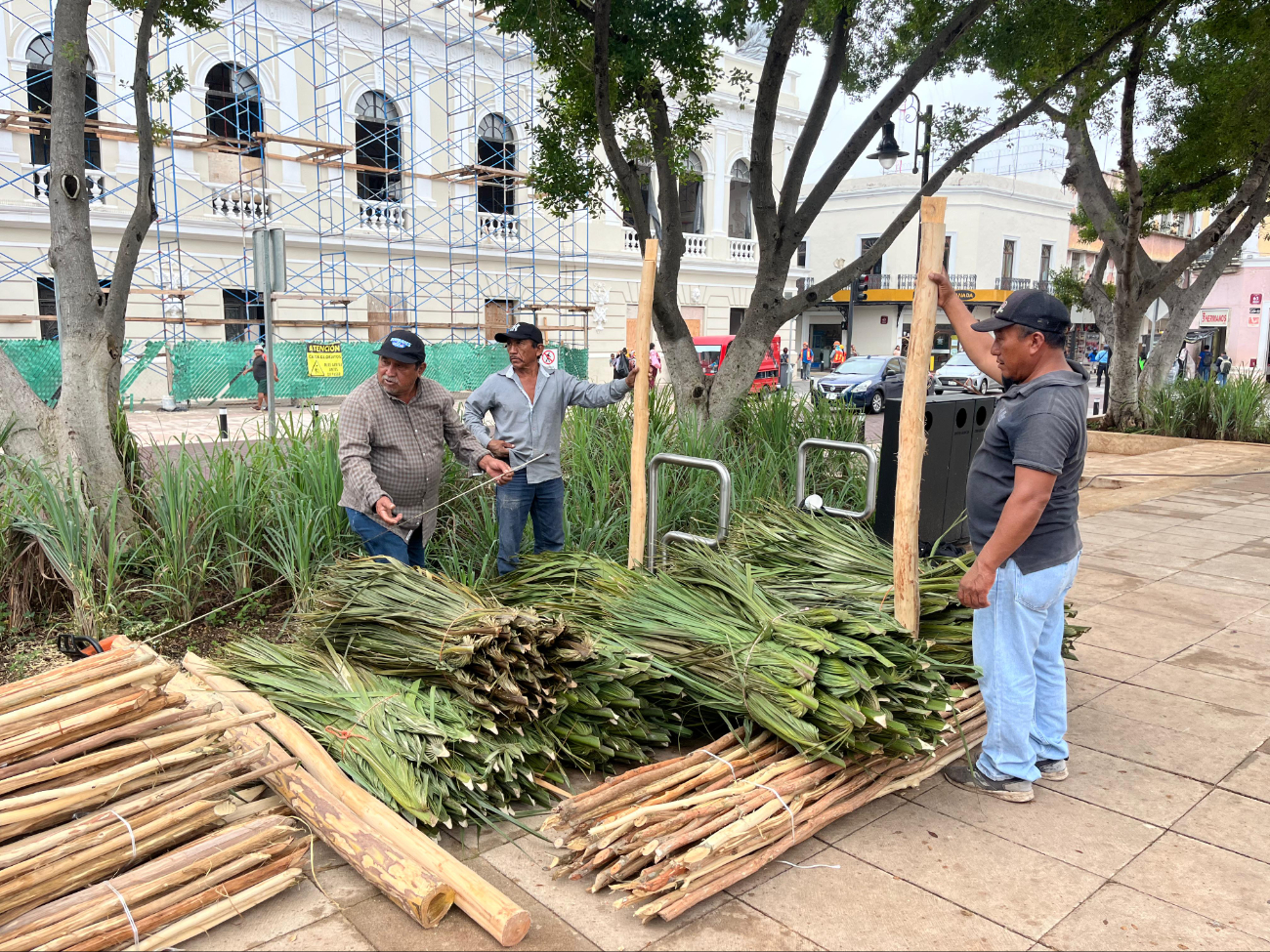 Realizan la instalación de la Gran Muestra Estatal de Altares