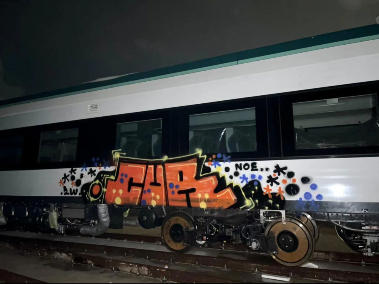 Un vagón del Tren Maya en Cancún fue grafiteado por el grupo 'Tecnoe CUR Crew', generando indignación y preocupación