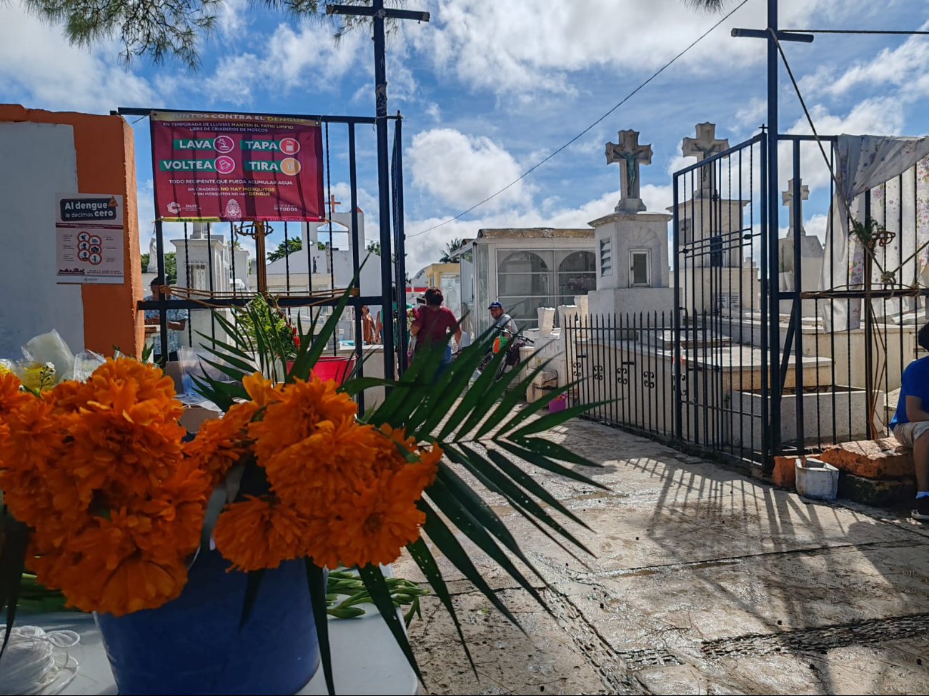 Afuera de los cementerios, se vendían flores, velas y otros artículos para decorar las tumbas