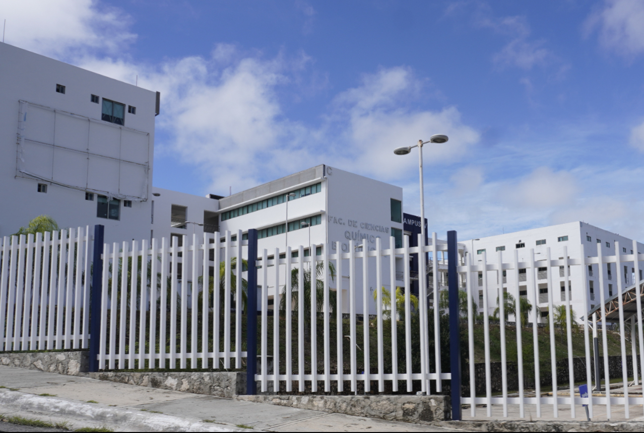 Estudiantes de  Ciencias Químico-Biológicas, en Campeche, toman clases sin luz ni agua desde agosto