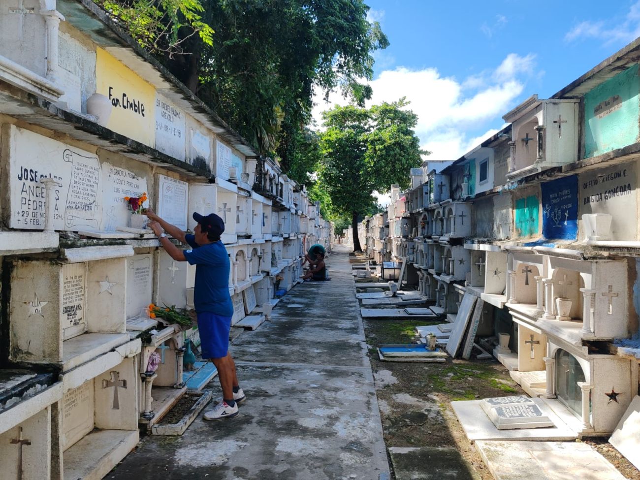 Campeche Celebra el Día de Muertos: Cementerios Cobran Vida con Flores y Velas