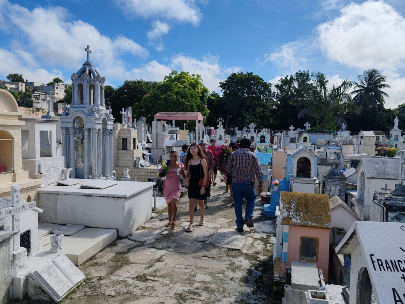 Cementerios de Campeche, listos para recibir a las ánimas en Día de Muertos