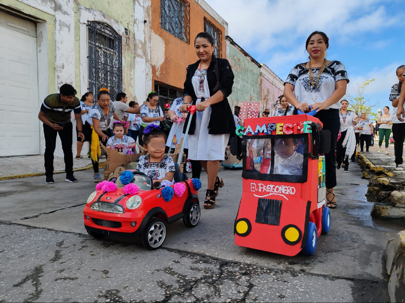 Despiden el Mes de la Campechanidad con colorido desfile en la ciudad capital