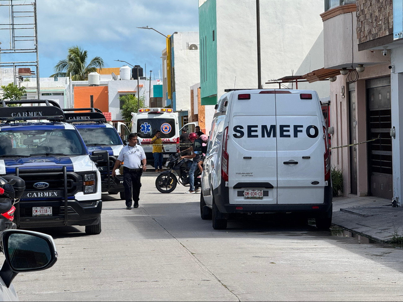 El cuerpo fue trasladado al anfiteatro de la Fiscalía para la necropsia, mientras el domicilio permanece asegurado.