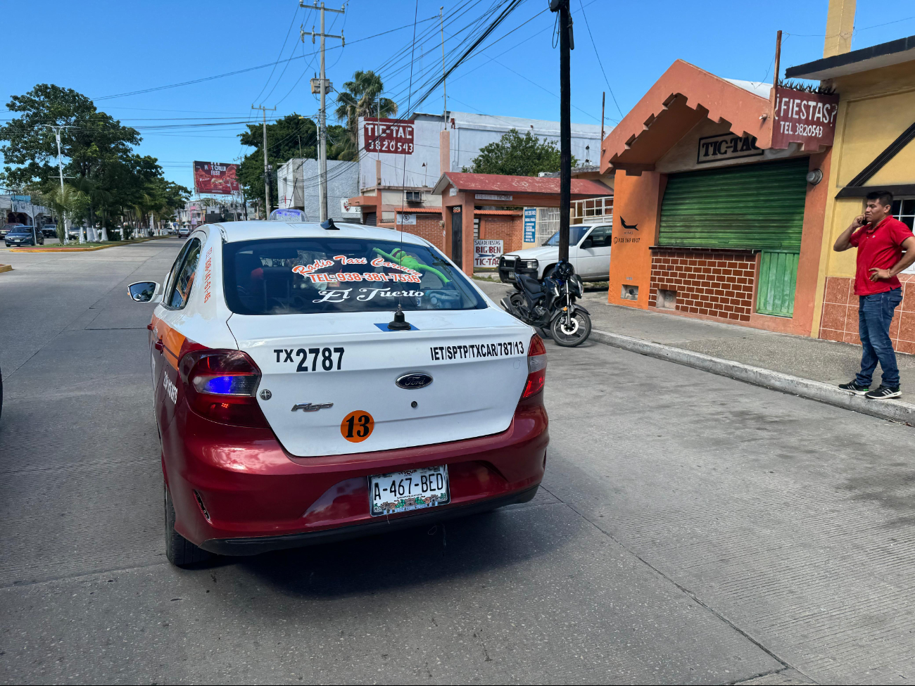 El taxi involucrado es un Ford blanco y rojo, con número económico 2787 y placa A-467-BED