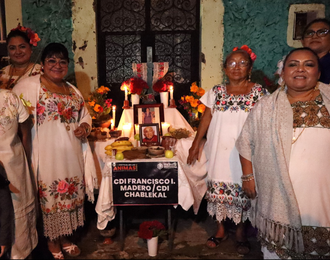 Familias de diferentes colonias participaron en el evento con la elaboración de altares