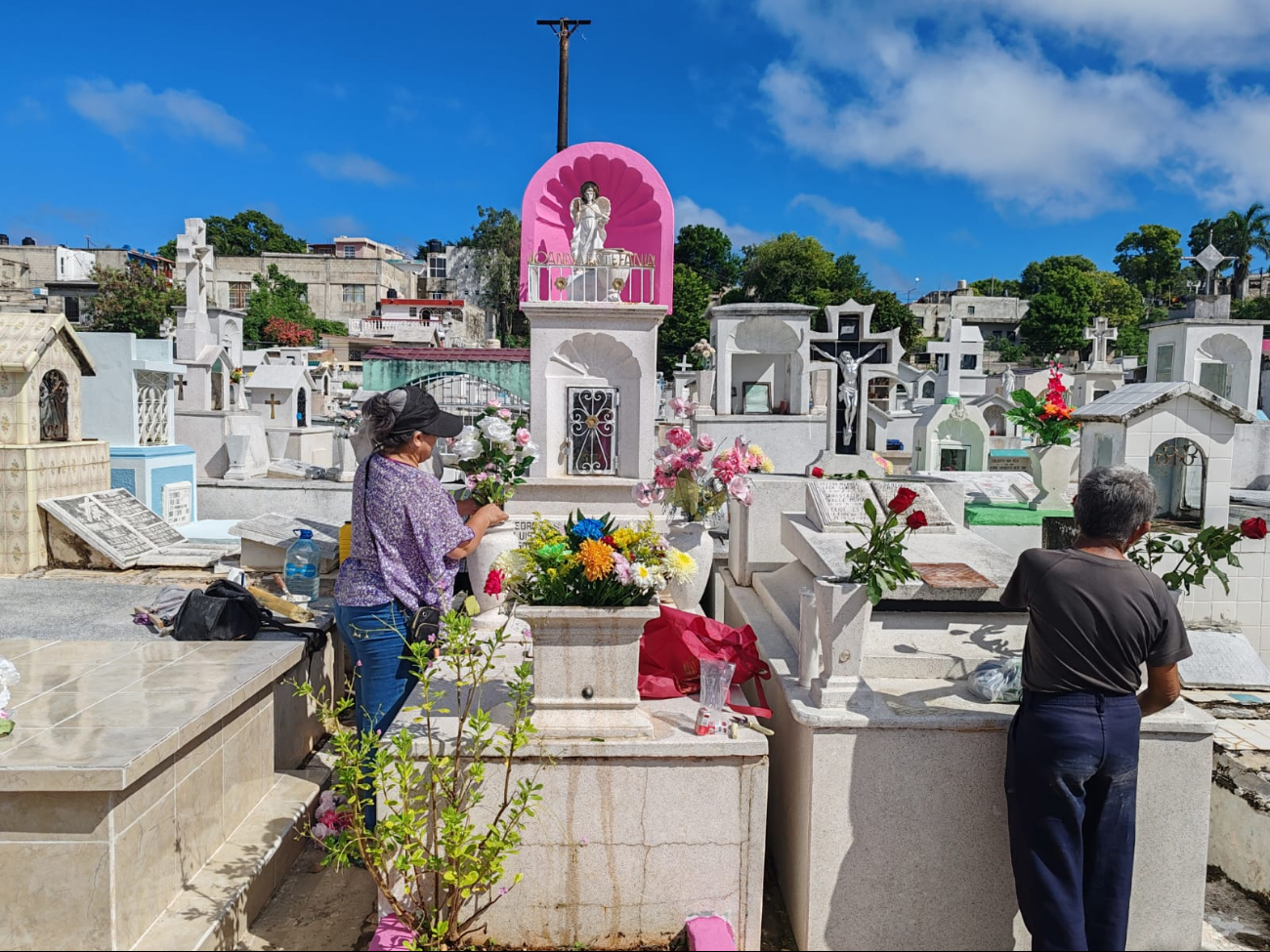 Familias y ciudadanos visitaron los cementerios de San Román, Santa Lucía y Samulá para honrar a sus difuntos