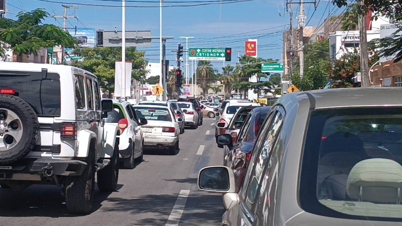 La falta de regulación del tráfico propició largas filas de automovilistas y transporte público