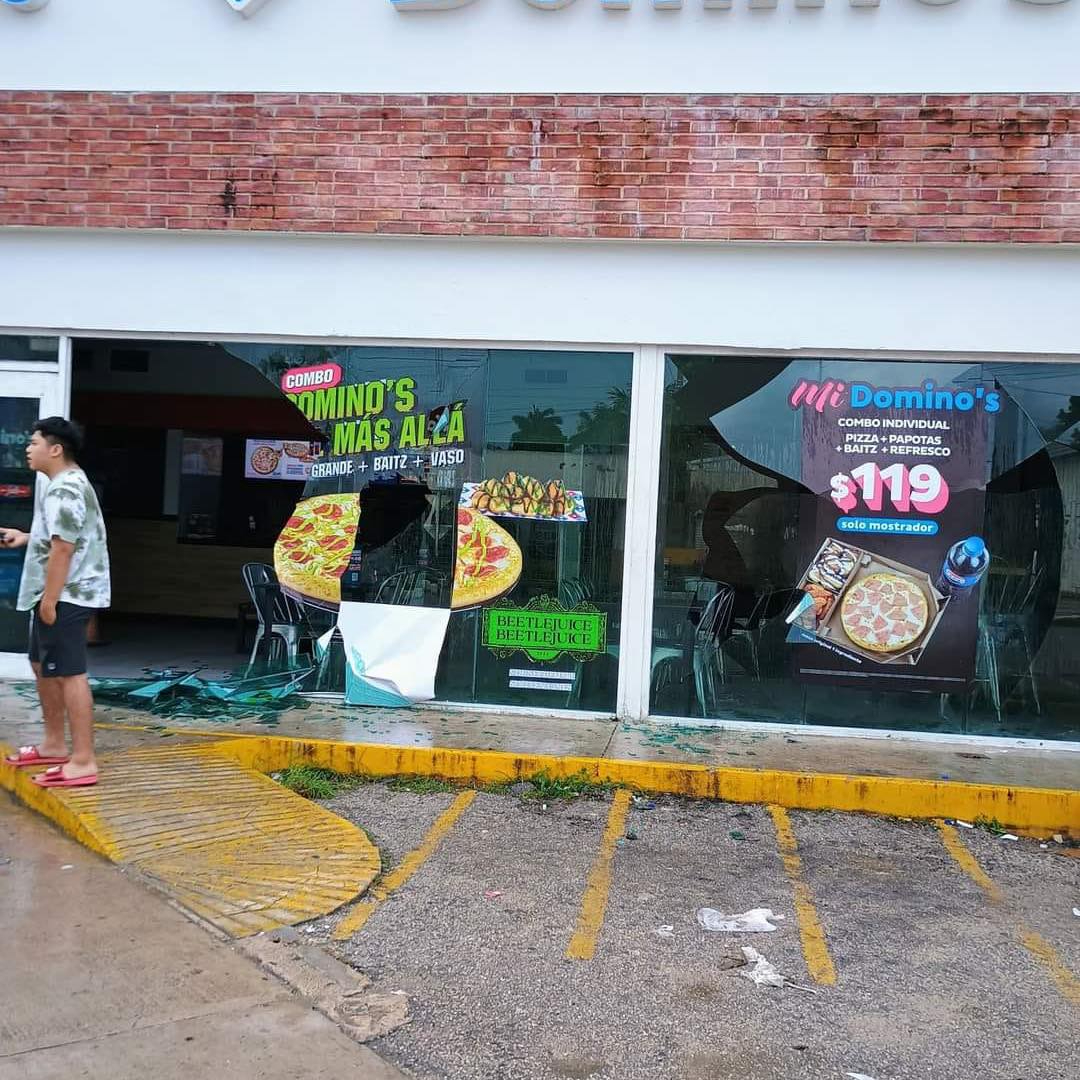 La onda expansiva rompió cristales de locales cercanos, incluyendo un Oxxo y un Domino’s Pizza