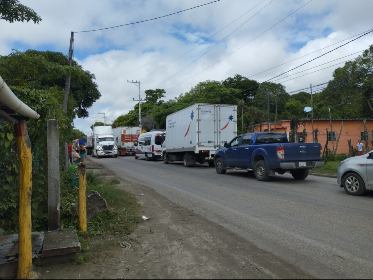 Los tráileres transitan de manera temeraria, causando más problemas en la vía.