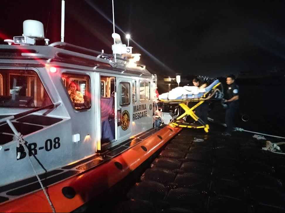 Marina ayuda en el traslado de dos enfermos a Puerto Juárez.