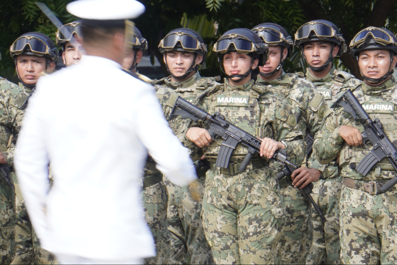 Autoridades civiles y militares participaron en la ceremonia, homenajeando a quienes han defendido las aguas de México