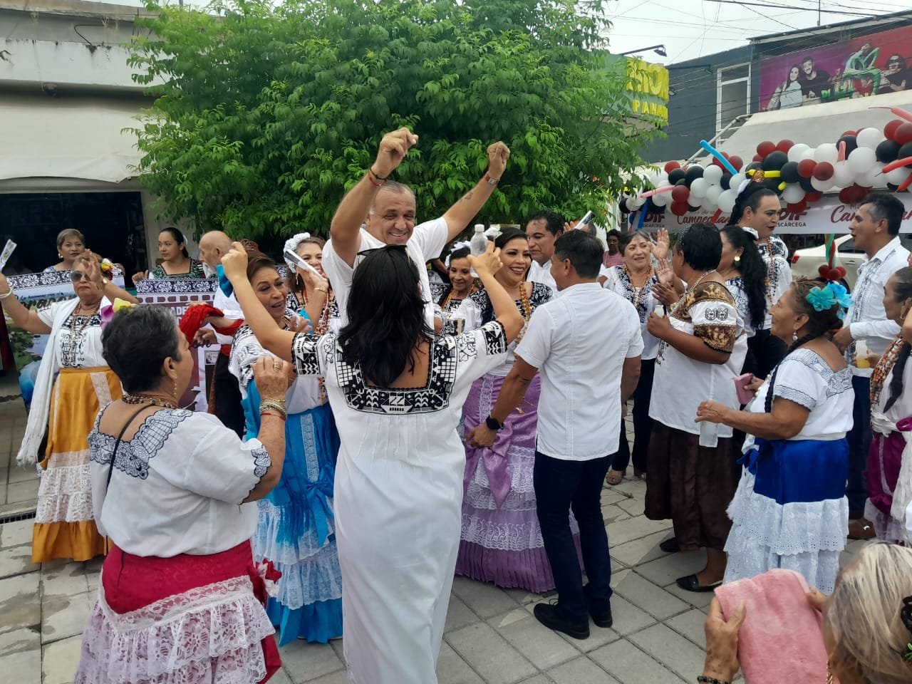 Desfilan por el inicio del mes de la Campechanía