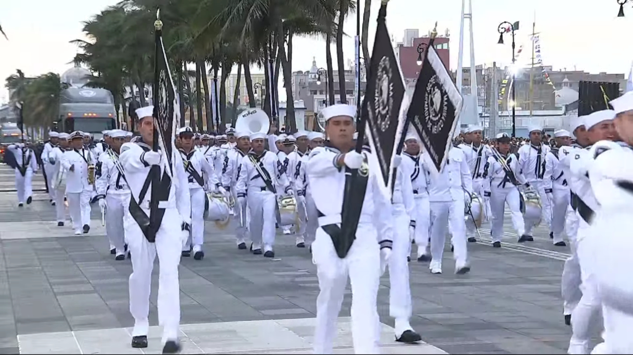 Desfile de la Armada de México en la conmemoración de la creación de la institución.