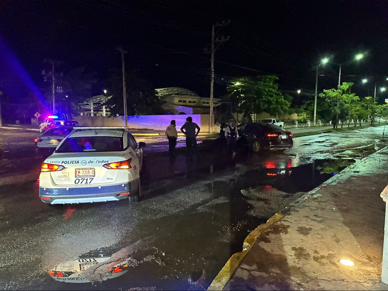 Ebrio impacta su coche contra un poste de alumbrado público en Campeche