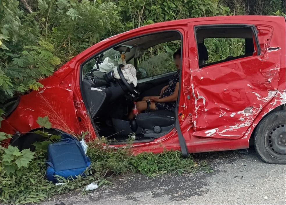 El auto que rebasó terminó en una zona de maleza