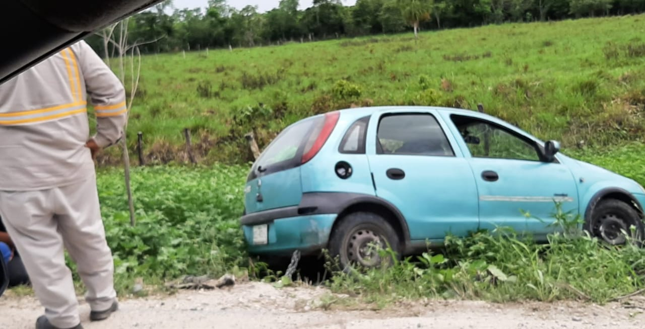 El conductor perdió el control y el vehículo terminó entre la maleza