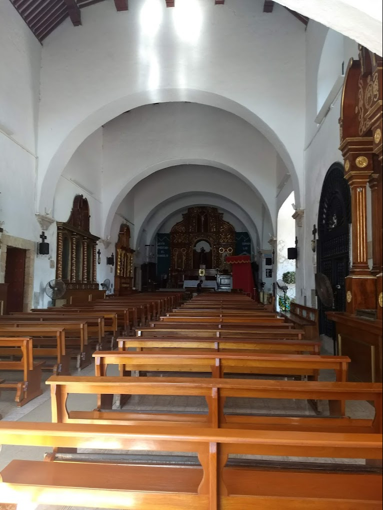 El templo destaca por su arquitectura colonial española y su ambiente de serenidad