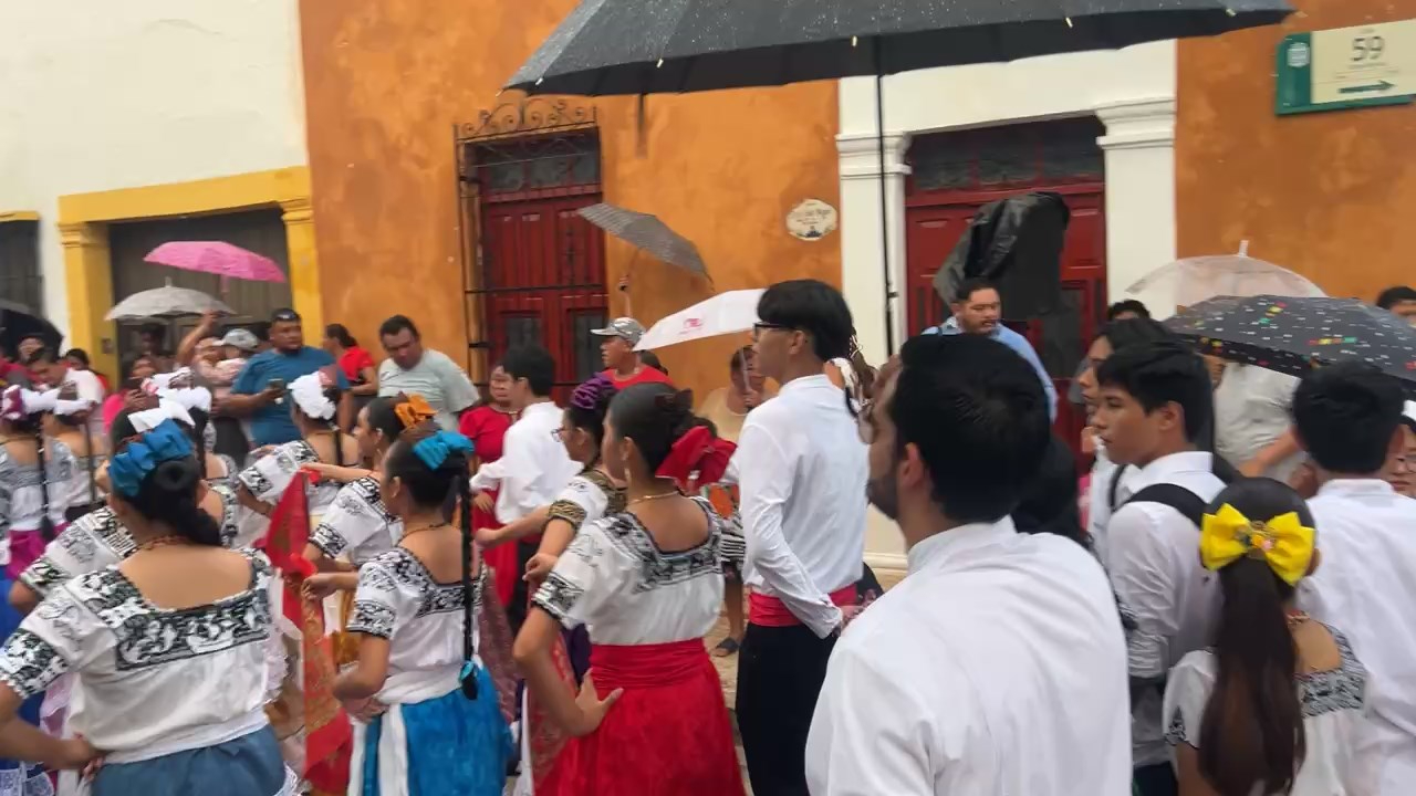 La caminata incluyó música tradicional y bailes folclóricos, creando un ambiente festivo